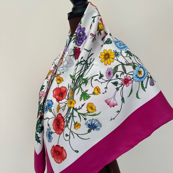 New Gucci Scarf Flora White Pink Border Multicolor Silk Wrap with Gucci Box - Picture 5 of 15
